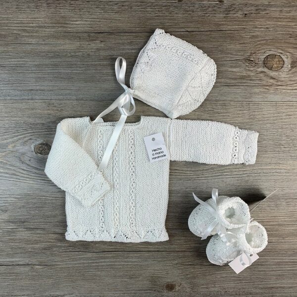 Conjunto jersey capota y patucos bebé hilo blanco a mano Aruca artesanía