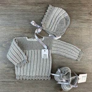 Conjunto jersey capota y patucos bebé hilo gris/blanco a mano Aruca artesanía