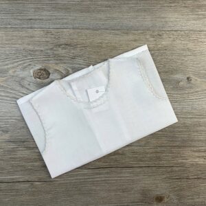 Blusa camisa bebé blanca sin mangas bordados blanco a mano en escote y sisa Aruca artesanía
